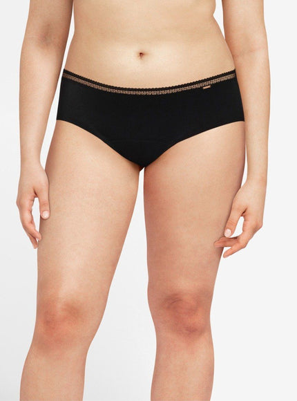 Chantelle Menstruatieslip Heavy Flow Hipster C16L40 – Zwart, op model