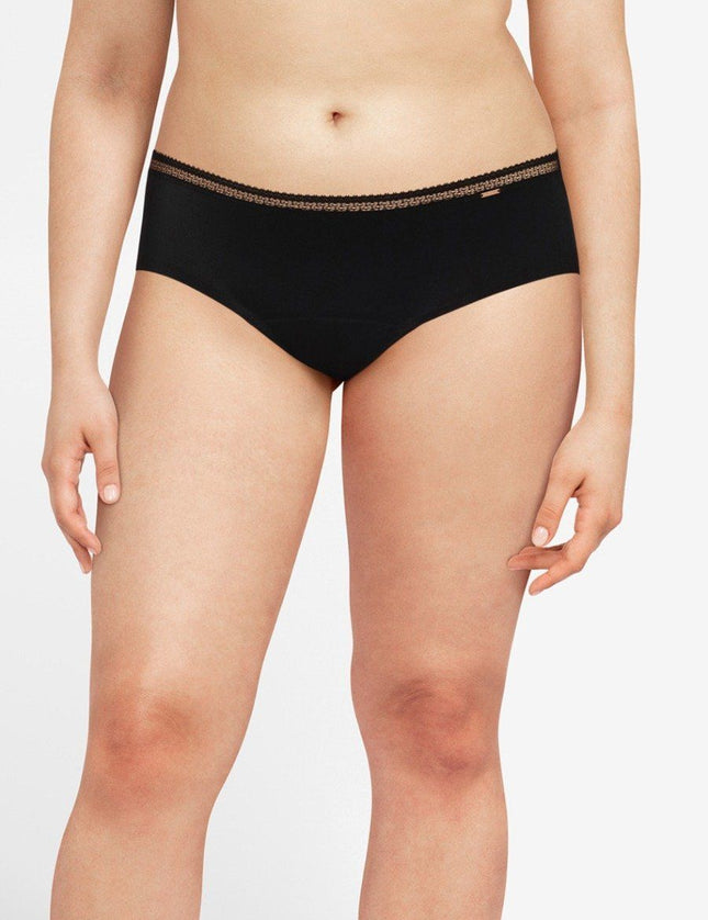 Chantelle Menstruatieslip Heavy Flow Hipster C16L40 – Zwart, op model