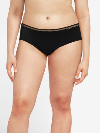 Chantelle Menstruatieslip Heavy Flow Hipster C16L40 – Zwart, op model