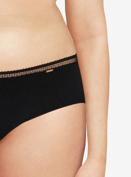 Chantelle Menstruatieslip Heavy Flow Hipster C16L40 – Zwart, op model