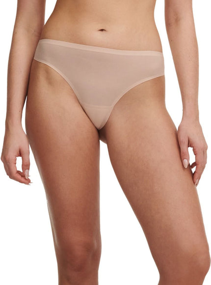 Chantelle softstretch Tanga Lace c11gg0 0pd rosebud – beige, op model