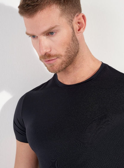 Hom Tee-Shirt Crew Neck H-Fresh 403003 0004 Black – op model