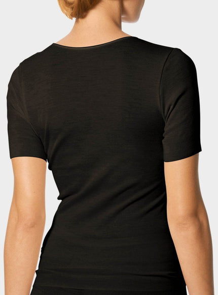 Mey Bodywear Dames hems korte mouw WOL & zijde 66576 – Zwart, op model