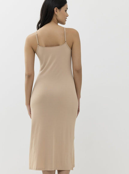 Mey Bodywear Dames onderjurk lang 55208 – Cream Tan, op model
