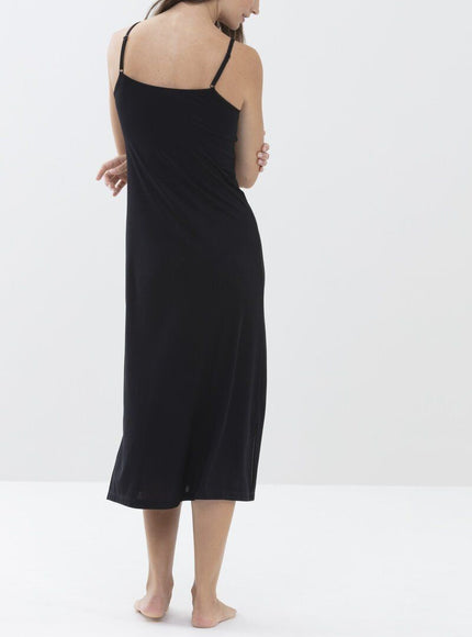 Mey Bodywear Dames onderjurk lang 55208 – Zwart, op model