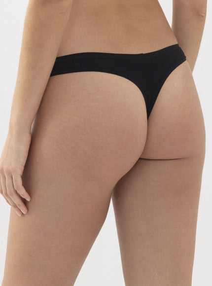 Mey Bodywear Dames Organics String 29814 – Zwart, op model