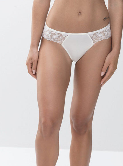 Mey Bodywear dames Stringpant 79282 5 champagner – op model