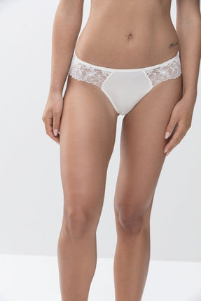 Mey Bodywear dames Stringpant 79282 5 champagner – op model