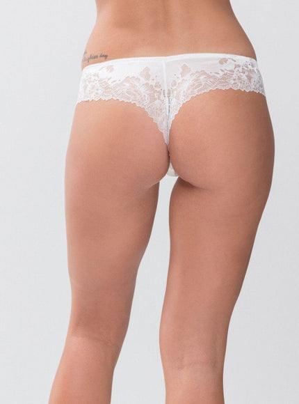 Mey Bodywear dames Stringpant 79282 5 champagner – op model