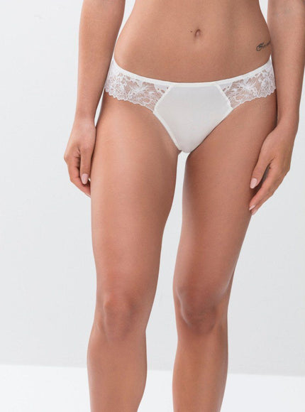 Mey Bodywear dames Stringpant 79282 5 champagner – op model