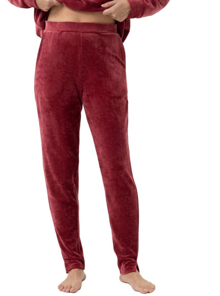 Mey Bodywear Mey Dames Lounge broek Serie Velvet Dream 1220111 1732 beau bordeaux – op model