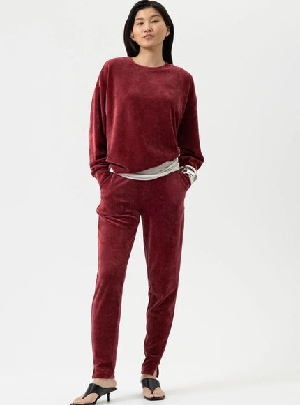 Mey Bodywear Mey Dames Lounge broek Serie Velvet Dream 1220111 1732 beau bordeaux – op model
