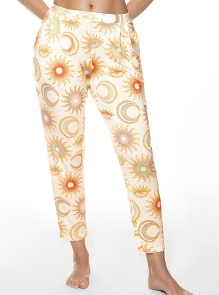Mey Bodywear Mey Dames pyjamabroek Serie Secret Eye 1220060 5 champagner – op model