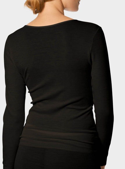Mey Bodywear Mey dames T-shirt lange mouw wol-zijde 66577 – Zwart, op model
