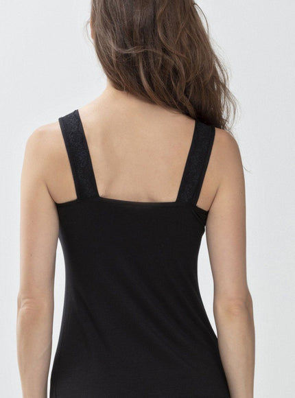 Mey Bodywear Mey dames Top brede banden kant 45112 – Zwart, op model