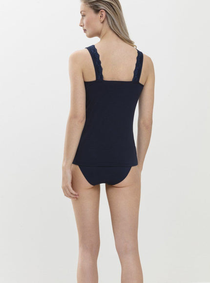 Mey Bodywear Mey dames Top brede banden kant 45112 – op model