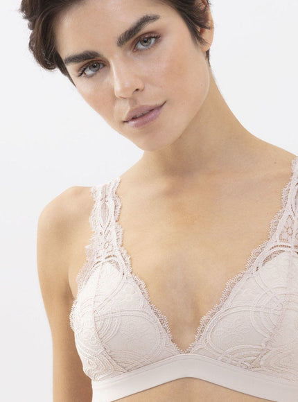 Mey Bodywear Mey DamesTriangel-BH 74130 703 bailey – op model