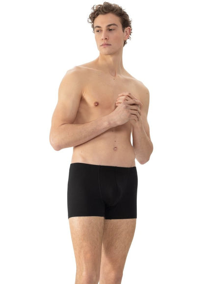 Mey Bodywear Mey heren Shorty Comfort Cotton 37386 – zwart, op model