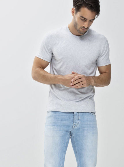 Mey Bodywear Mey heren T-shirt Crew Neck 46502 – light grey melange, op model