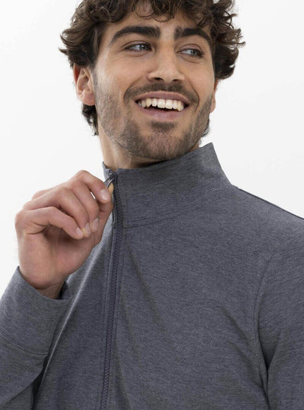 Mey Bodywear Mey Heren vest met rits 36030 – quartz melange, op model