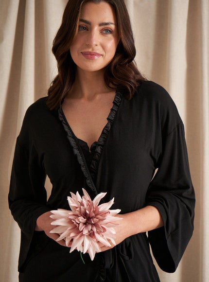 Pretty You London Bamboo Longline Kimono Frill black – op model