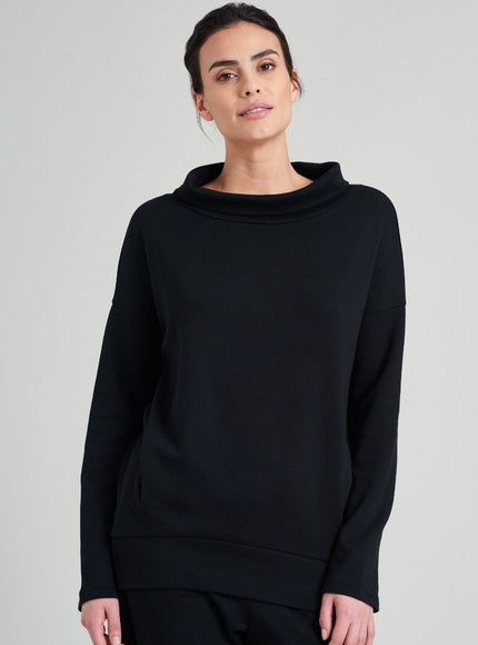 Schiesser dames Lounge shirt lange mouw 175515 000 zwart – op model