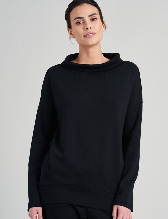 Schiesser dames Lounge shirt lange mouw 175515 000 zwart – op model
