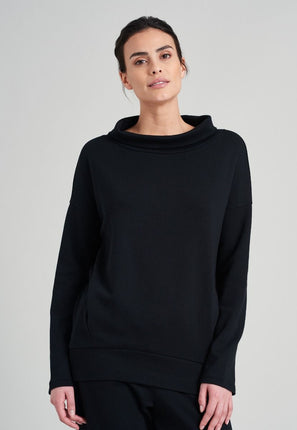 Schiesser dames Lounge shirt lange mouw 175515 000 zwart – op model