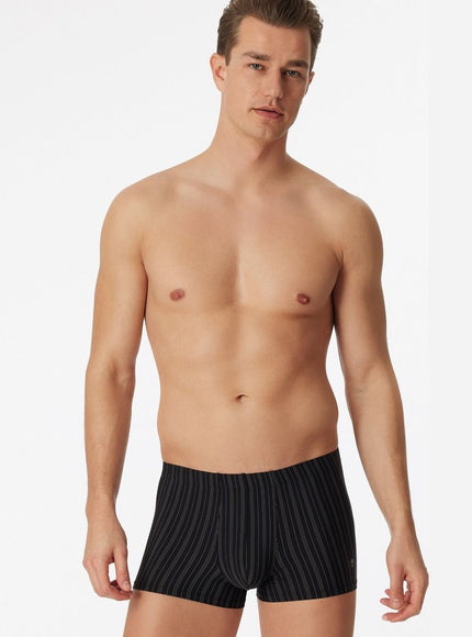 Schiesser Short Skin streep 128626 – Zwart, op model