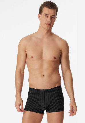 Schiesser Short Skin streep 128626 – Zwart, op model